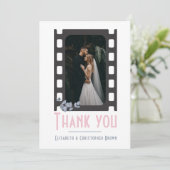 赤面モダンピンクの映画に写真フローラを追加結婚する サンキューカード (スタンド正面)