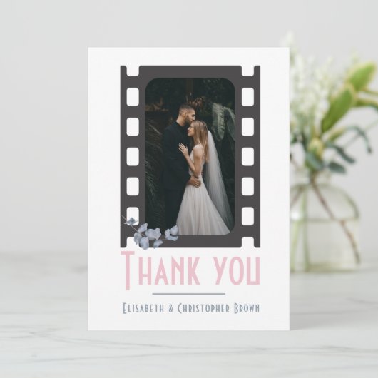 赤面モダンピンクの映画に写真フローラを追加結婚する サンキューカード (スタンド正面)