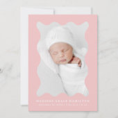 赤面モダンピンクの波状フレーム2フォト誕生 案内状 (正面)