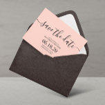 赤面モダンピンクウェディングSave the Date Cards セーブザデート<br><div class="desc">シンプルモダンScript Wedding日付カードを保存。このデザインの高度なカスタマイズにクリックは、「カスタマイズ」ボタンをクリック！アイテムの一致や色のオプションの追加もリクエストで利用可能。</div>