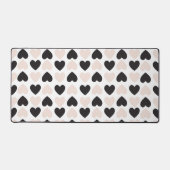 赤面モダンピンクブラックラブハートパターン デスクマット (正面)