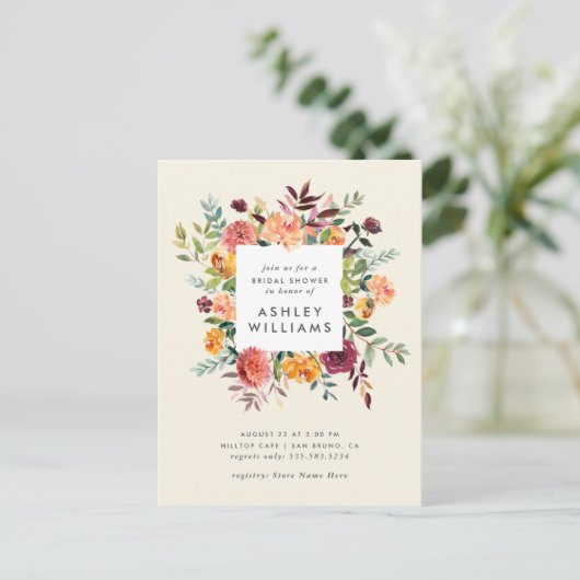 赤面及びバーガンディMarsalaの花柄のブライダルシャワー インビテーションポストカード (スタンド正面)