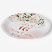 赤面素朴ピンクのバラeucalyptussweet sixteen ペーパープレート (アングル)