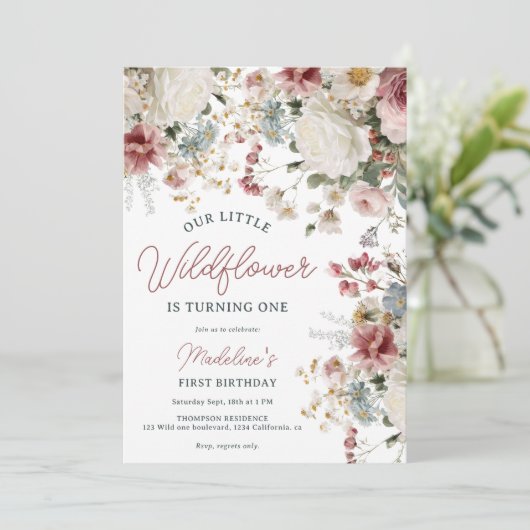 赤面素朴ピンク、クリームワイルドフラワーファースト誕生日 招待状 (スタンド正面)