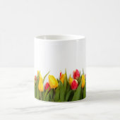 赤鮮やかと黄色のチューリップフレッシュフローラデザイン モーフィングマグカップ (中央)
