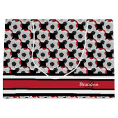 赤黒のサッカーボールをパーソナライズ ラージペーパーバッグ (正面)