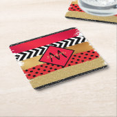 赤黒金ゴールドグリッターブラシストロークモノグラムの スクエアペーパーコースター (アングル)