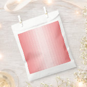 赤、オレンジ、およびピンクのブラシストロークがブレンドされる フェイバーバッグ (クリップ留めされた状態)