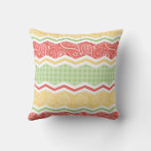 赤 – オレンジ、黄、緑の国のパターン クッション (裏面)