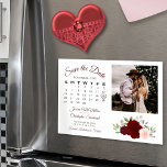 赤&ピンクのバラのカレンダー&写真の日付を保存 マグネット招待状<br><div class="desc">この美しい磁気カードは、あなたの友人や家族にあなたの今後の日付を保存することを知らせる素晴らしい結婚方法である。素朴なボホシックなデザインは、ブルゴーニュ、赤、赤面のピンクの色合いの手の水の色のバラのクラスタと特徴。カードの離れ側面は、あなたの特別な日と結婚あなたの月のカスタマイズ可能なカレンダのまわりにーである。あなたの名前の宇宙、場所と短いノートがある。右に花の上にあなたの写真のための宇宙がある。エレガントスタイリッシュと、シックな、このカードはあなたの来る事の完璧な思い出結婚だ！</div>