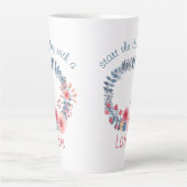 赤、白、青のパステル フラワー リース カフェラテマグ (正面)