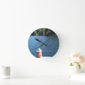 赤、白、青:男の子の旗と波止場に座って ラウンド壁時計 (ホーム)