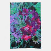 赤、紫、ピンクの劇的な庭の花 キッチンタオル (縦)