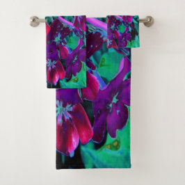 赤、紫、ピンクの劇的な庭の花 バスタオルセット