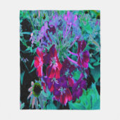 赤、紫、ピンクの劇的な庭の花 フリースブランケット (正面)