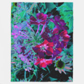 赤、紫、ピンクの劇的な庭の花 フリースブランケット (正面)