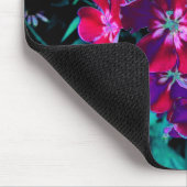 赤、紫、ピンクの劇的な庭の花 マウスパッド (コーナー)