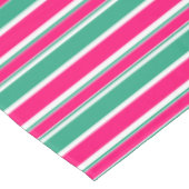 赤 – 緑の横ストライプの線パターン テーブルクロス (アングル)