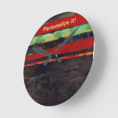 赤、緑、黄色のトレーサーを持つダークブラウン ラウンド壁時計 (傾斜)