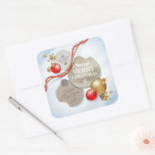 赤、金色のクリスマスボール、雪の上のスターきらめくズ スクエアシール (封筒)