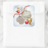 赤、金色のクリスマスボール、雪の上のスターきらめくズ スクエアシール (バッグ)