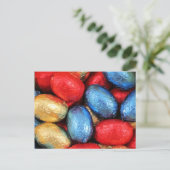 赤、金色、青のベルギーチョコレートイースターエッグ シーズンポストカード (スタンド正面)