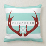 赤〔雄ジカの〕枝角スノーフレーク2 – 青 クッション<br><div class="desc">赤い鹿の〔雄ジカの〕枝角を中心に雪片のイラストレーションを持つ枕。背景は水色の青と白のストライプ。名前を中心にパーソナライズ。</div>