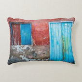 赤、青、灰色の壁、ドアと窓 アクセントクッション (正面)