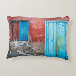 赤、青、灰色の壁、ドアと窓 アクセントクッション