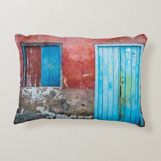 赤、青、灰色の壁、ドアと窓 アクセントクッション (裏面)