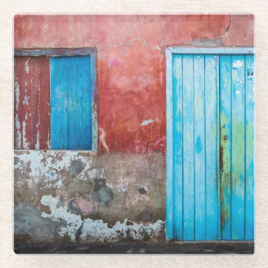 赤、青、灰色の壁、ドアと窓 ガラスコースター (正面)