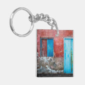 赤、青、灰色の壁、ドアと窓 キーホルダー (正面左)