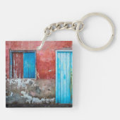 赤、青、灰色の壁、ドアと窓 キーホルダー (裏面)