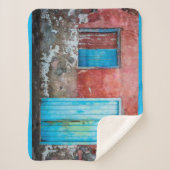 赤、青、灰色の壁、ドアと窓 シェルパブランケット (正面)