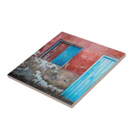 赤、青、灰色の壁、ドアと窓 タイル