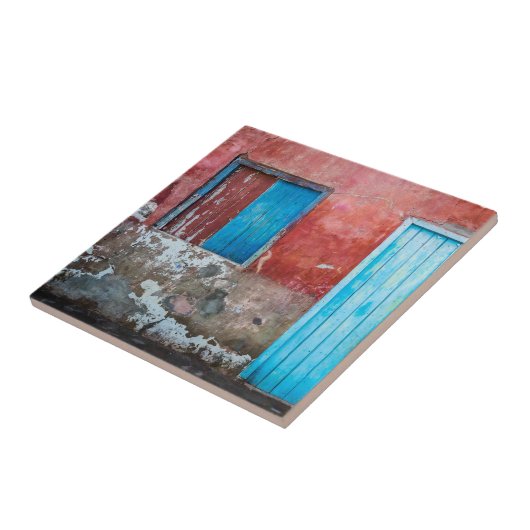 赤、青、灰色の壁、ドアと窓 タイル (側面)