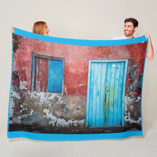 赤、青、灰色の壁、ドアと窓 フリースブランケット (インサイチュ)