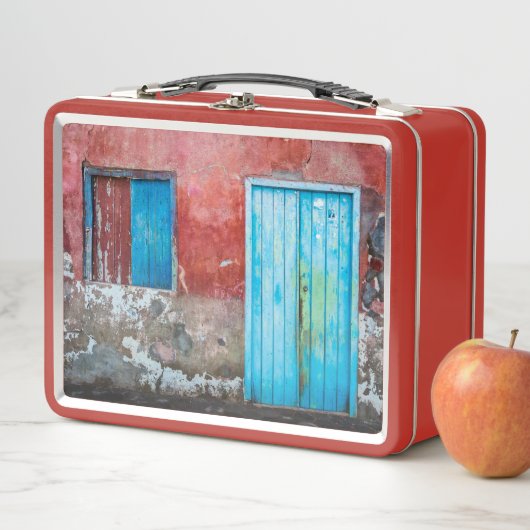 赤、青、灰色の壁、ドアと窓 メタルランチボックス (インサイチュ)
