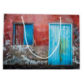 赤、青、灰色の壁、ドアと窓 ラージペーパーバッグ (裏面)