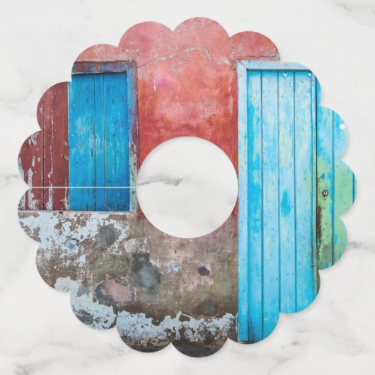 赤、青、灰色の壁、ドアと窓 ワイングラスタグ (正面)