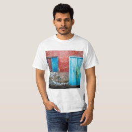 赤、青、灰色の壁、ドアと窓 Tシャツ