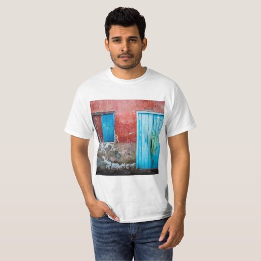 赤、青、灰色の壁、ドアと窓 Tシャツ (正面フル)
