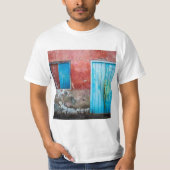 赤、青、灰色の壁、ドアと窓 Tシャツ (正面)