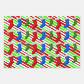 赤、青、緑のクリスマスストッキングとストライプ ラッピングペーパーシート (正面)