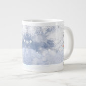 赤（鳥）ショウジョウコウカンチョウ鳥クリスマス雪の木 ジャンボコーヒーマグカップ (正面右)