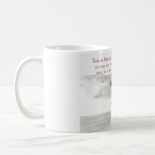 赤（鳥）ショウジョウコウカンチョウ「愛する者は行かない」遠くにマグカップ コーヒーマグカップ (左)