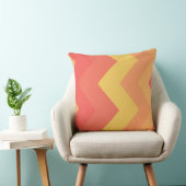 赤、黄、オレンジの山形パターン クッション (椅子)