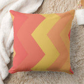 赤、黄、オレンジの山形パターン クッション (ブランケット)