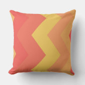 赤、黄、オレンジの山形パターン クッション (正面)
