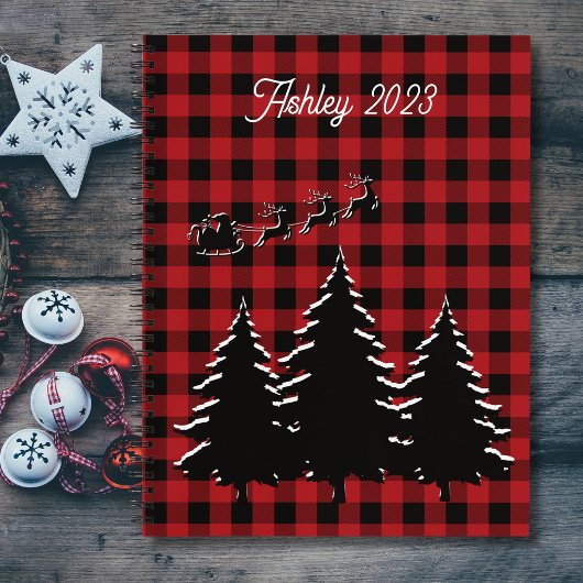 赤 – 黒いバッファローのプレイドの木とサンタ ノートブック